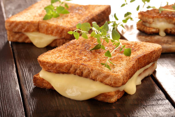 Tartines au pain complet avec fromage frais aux herbes
